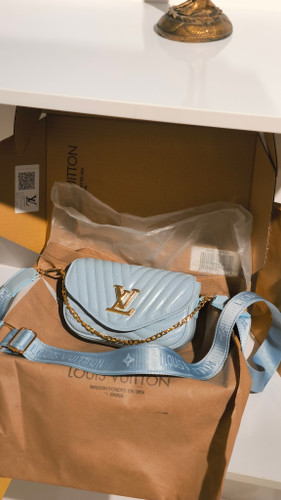 کیف پاسپورتی برند لویی ویتون چرم آبی پاستیلی زنانه بند اسپورت