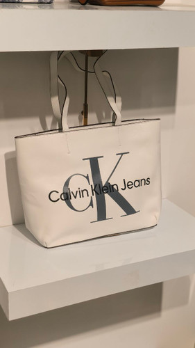 کد ۹۱۳ کیف تت بگ برند کالوین کلین چرم شیری زنانه کیفیت مستر کوالیتی وارداتی کیوان